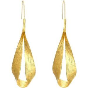 Add a touch of elegance to your wardrobe with these Flower Floral Stud Earrings